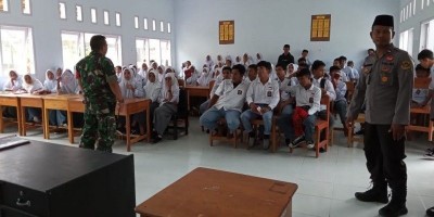 Babinsa Koramil Ampana dan Babinkamtibmas Desa Sumoli Sosialisasikan Bahaya Narkoba di SMA Negeri 2