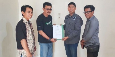 Wahyu Jati Serahkan SK Kepengurusan DPC PJS Batanghari
