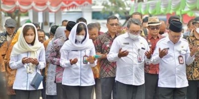 Jelang Hari Bhakti Transmigrasi 2022, Kemendes PDTT RI Ziarah ke Makam Pionir Transmigrasi di Indramayu