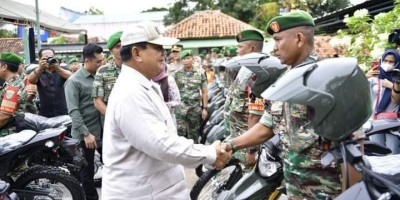 Prabowo Subianto Bagikan 20 Unit Sepeda Motor untuk Babinsa Indramayu
