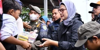 Bupati Indramayu Nina Agustina Kunjungi Warga Korban Banjir Rob