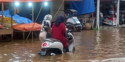 Kualatungkal Terendam Banjir Rob, Warga: Jadi Tempat Mainan Anak
