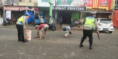 Antisipasi Kecelakaan Ranmor, Anggota Satlantas Polres Pagar Bersihkan Tumpahan Material di Jalan.