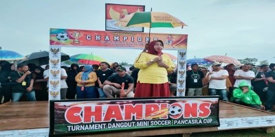 Wabup Suharsi Tutup Turnamen Dangdut Mini Soccer di Bukit Tinggi Popayato