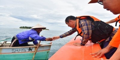 Begini Cara Bupati Saipul Saat Memberi Bantuan Kepada Seorang Nelayan