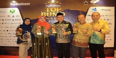 BUMD Sukses, PT. BPR Salah Satunya, Bupati Kotabaru Terima Penghargaan Top BUMD Award 2023