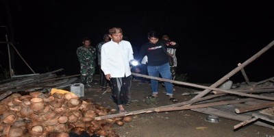 Hanya Gunakan Senter di Kegelapan Malam, Bupati Pohuwato Temui Pasutri Korban Banjir 