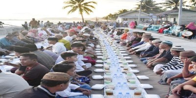 Ramadhan Tahun Kedua Bupati dan Istri Buka Puasa Bersama Warga Paguat di Pantai Pentadu