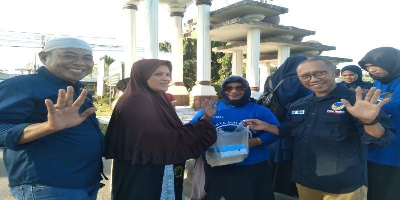 Pengurus Partai Dasdem Pohuwato Bersama Gernita Malahayati Bagi Takjil di Simpang Empat Blok Plan Marisa 