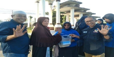 Pengurus Partai Dasdem Pohuwato Bersama Gernita Malahayati Bagi Takjil di Simpang Empat Blok Plan Marisa 