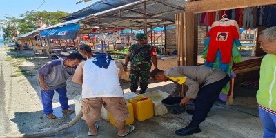 Bakti Sosial Polri, Polres Banggai Salurkan Ribuan Liter Air bersih di Pasar NKRI Luwuk Selatan