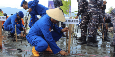 Polairud Polda Sulteng Gelar Bersih-Bersih Pantai dan Tanam Mangrove