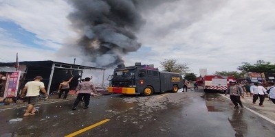 Gerak Cepat, Tim SAR Ditsamapta Polda Sulteng Bantu Warga Padamkan Kebakaran