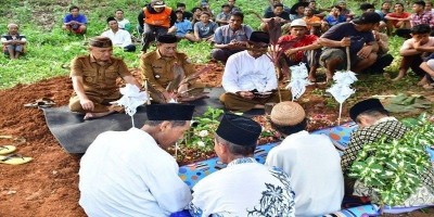 Melayat ke Pemakaman Warga Tunas Jaya, Bupati Saipul Ikut Serta Mengucapkan Doa