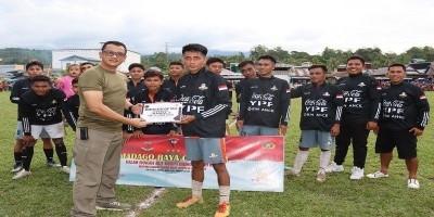 Kombes Pol Denny Jatmiko Tutup Turnamen Sepak Bola Mini Madago Raya Cup 2023 di Tokorondo, Ini Juaranya