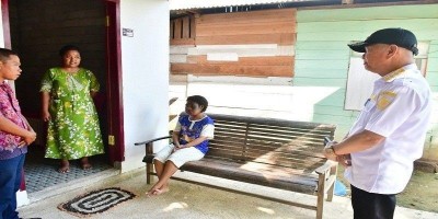 Bupati Pohuwato Berikan Dukungan pada Warga yang Sakit di Popayato Timur